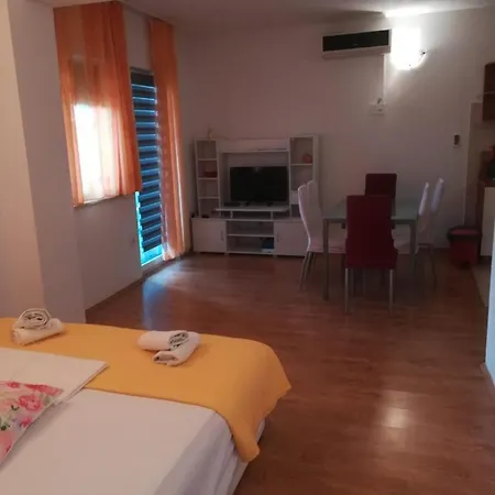 Guest house Sunny Near The Sandy Omis
